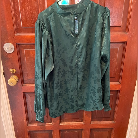 Torrid Minnie and Mickey Emerald Green Puff Sleeve Blouse size 1 - Picture 4 of 7